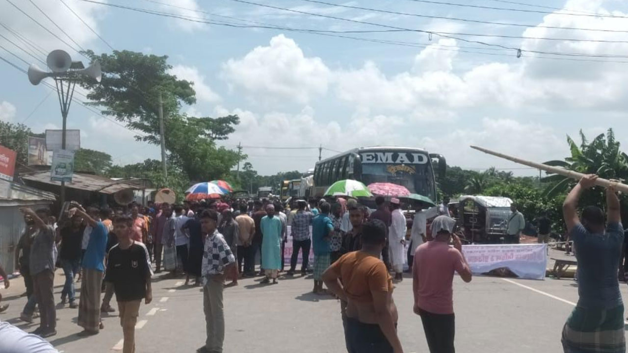 সংসদীয় আসনের সীমানা পুনর্বিন্যাসের দাবিতে ভাঙ্গায় দুই মহাসড়ক অবরোধ